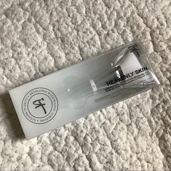 it cosmetics Makeup It Cosmetics Heavenly Skinhugging Brush 77